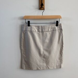 🤍 Banana Republic Cream Skirt
Size 4P (Petite)